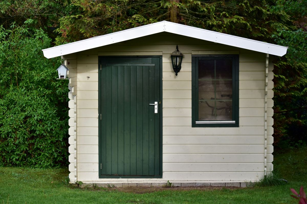 Blockbohlen-Gartenhaus — 14 m² in Weiß