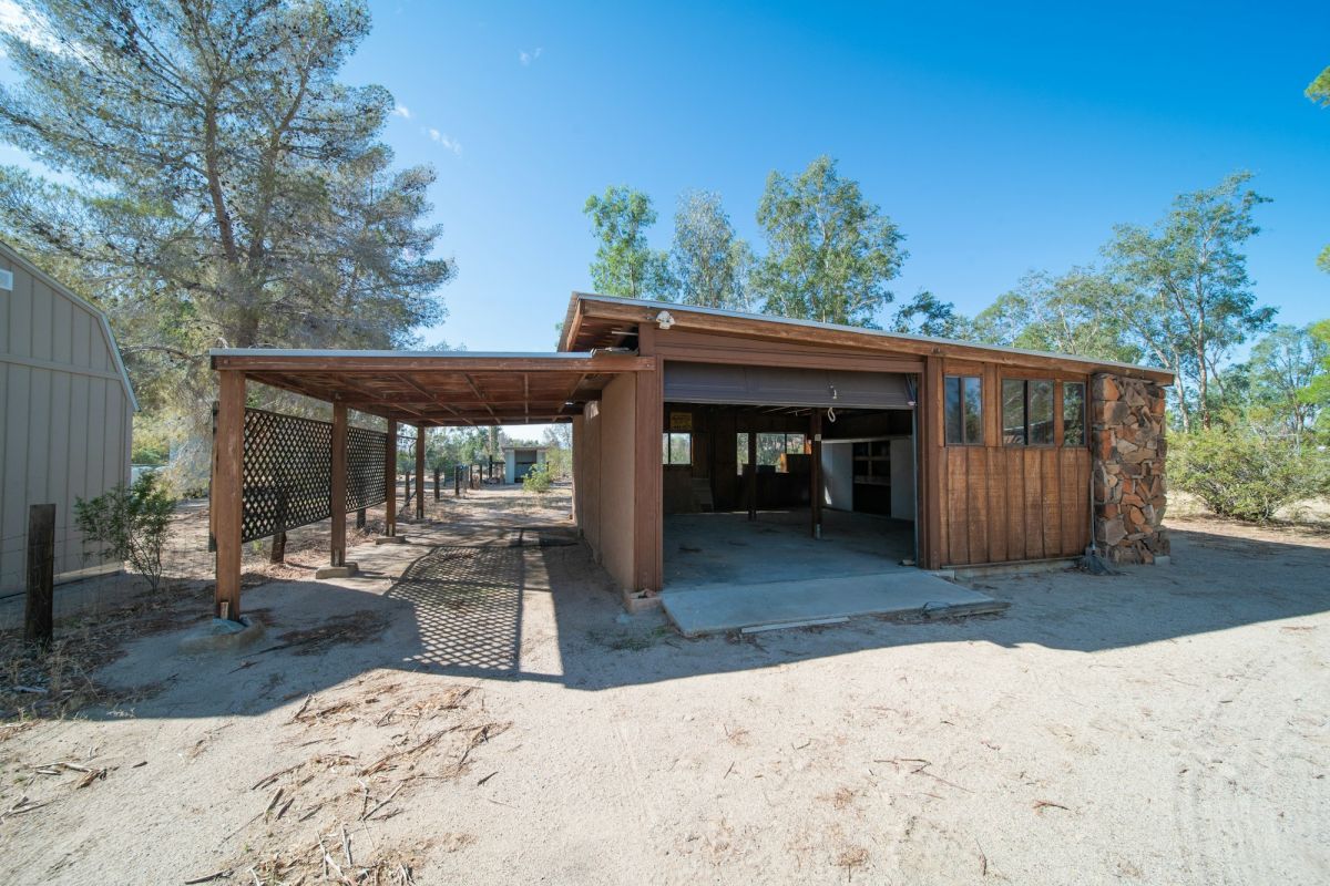 Carport mit Abstellraum — 42 m²
