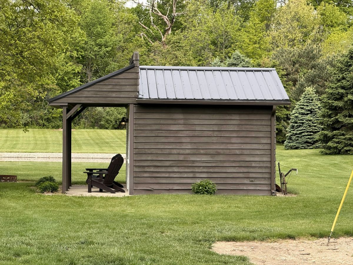 Abri de jardin noir — 12 m² avec véranda
