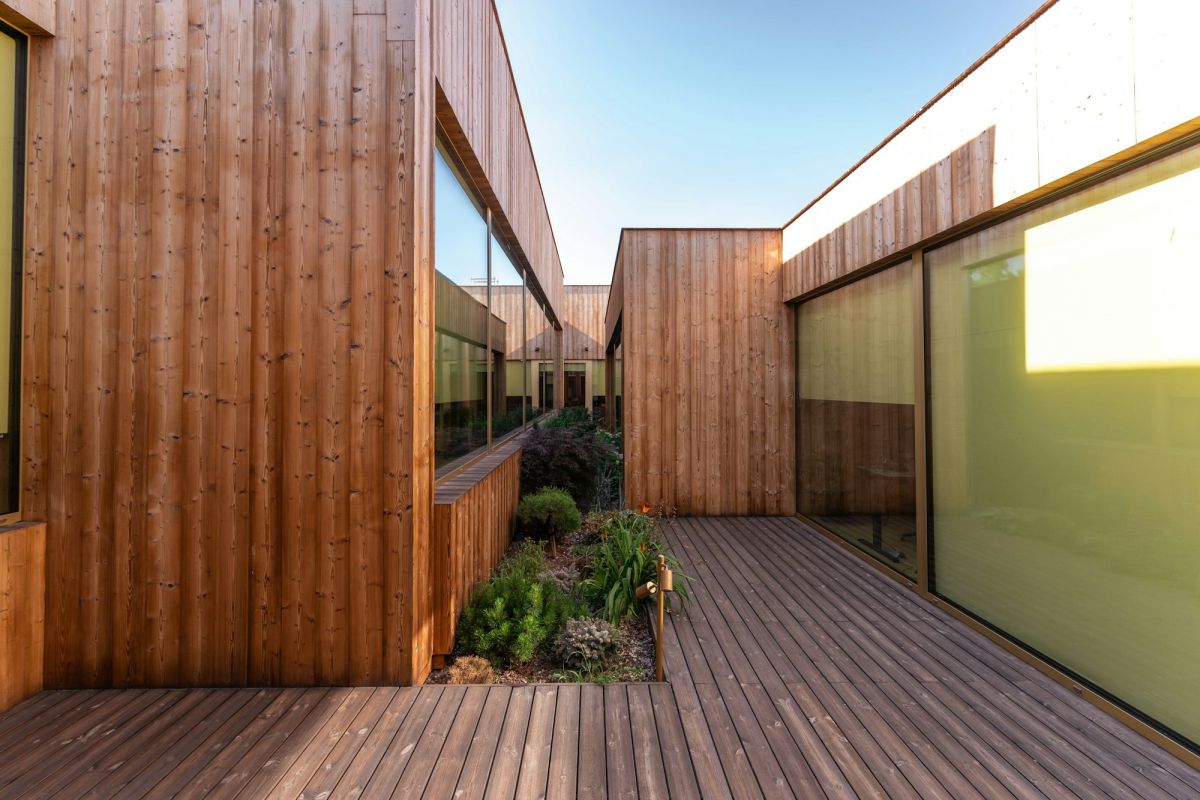 Studio sur cour — deux volumes en bois autour d'un deck 52 m² · Bild 1
