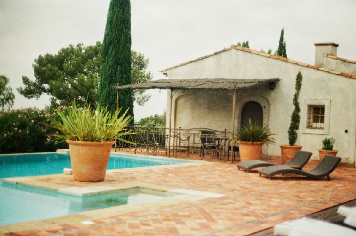 Poolhaus mit Pergola — 42 m² mediterran · Bild 1