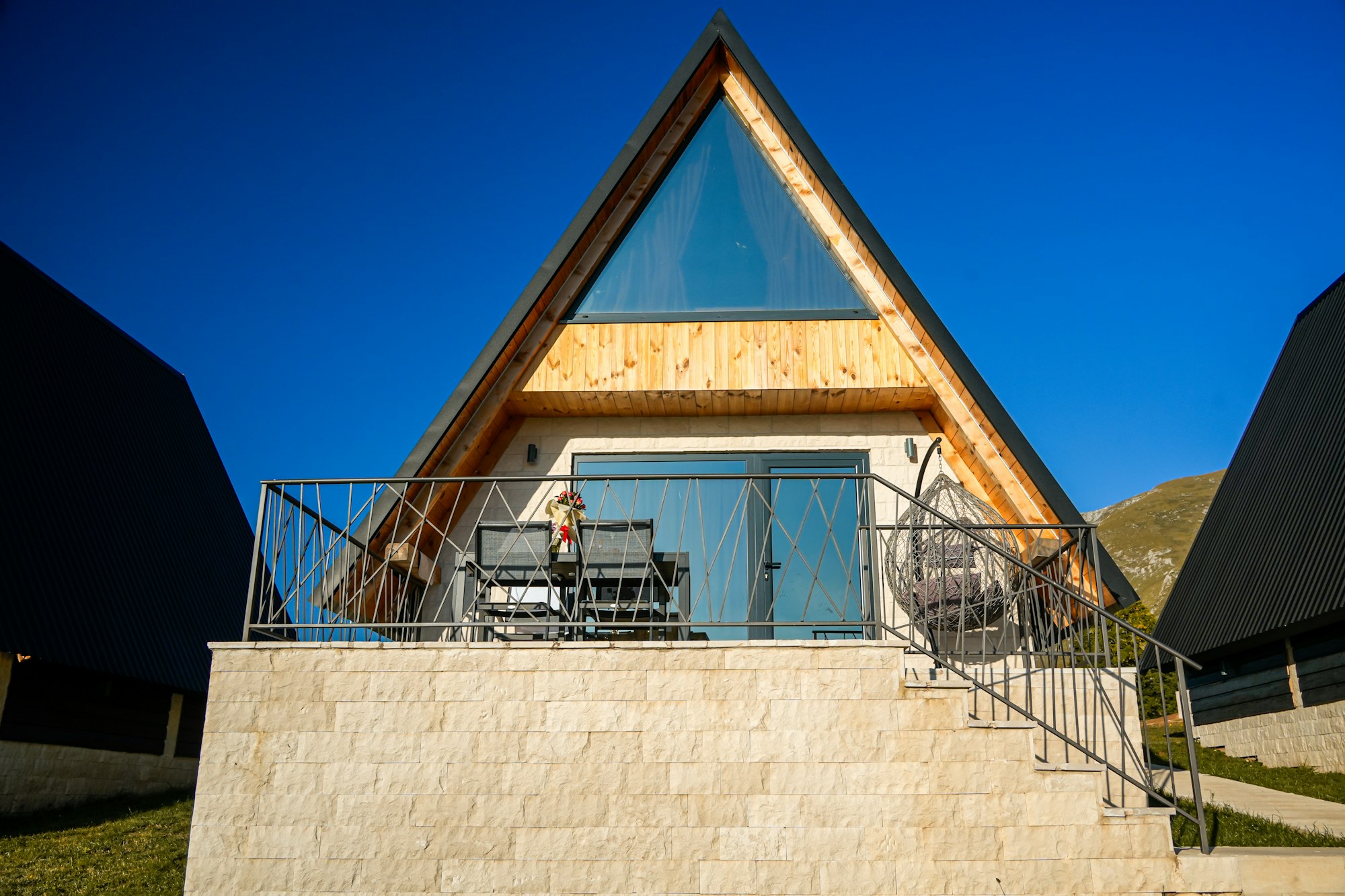 A-Frame auf Steinsockel — 92 m² · Bild 1