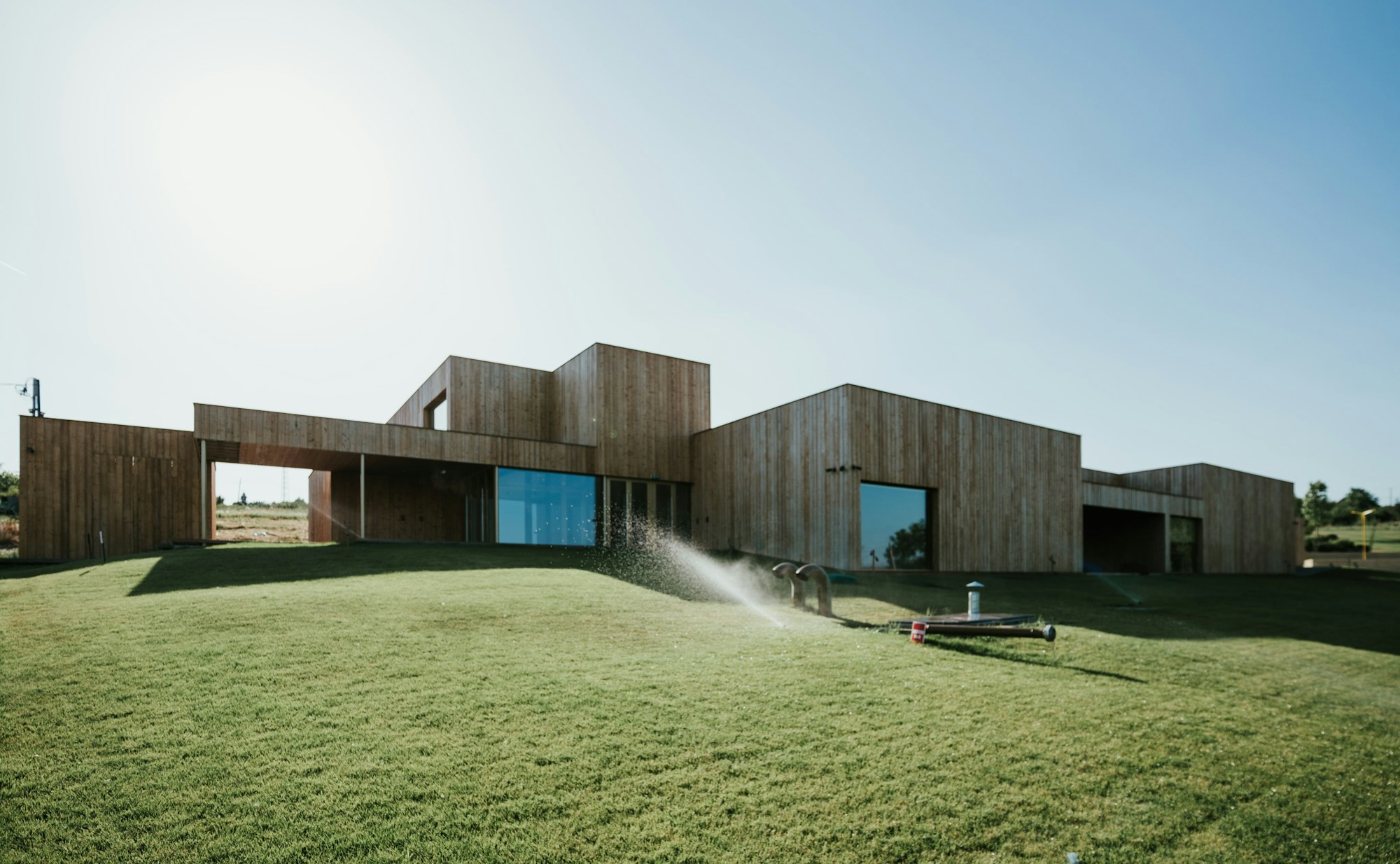 Lunga casa di legno — 174 m² con passaggio · Bild 1