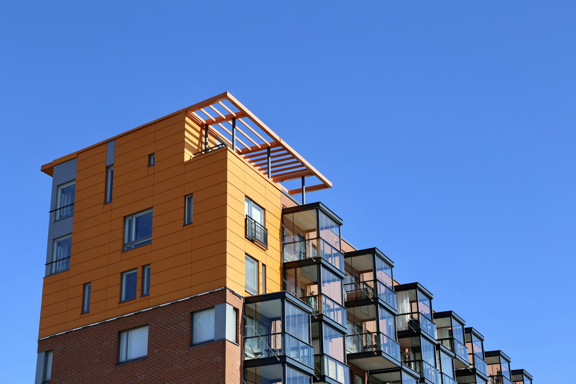 Orangehaus — 10 Wohnungen mit Glasbalkonen · Bild 1