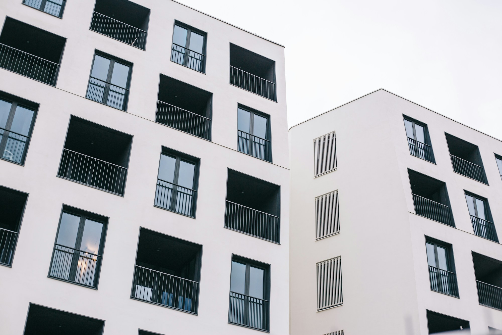Weiße Fassade — 8 Wohnungen mit Loggien · Bild 1