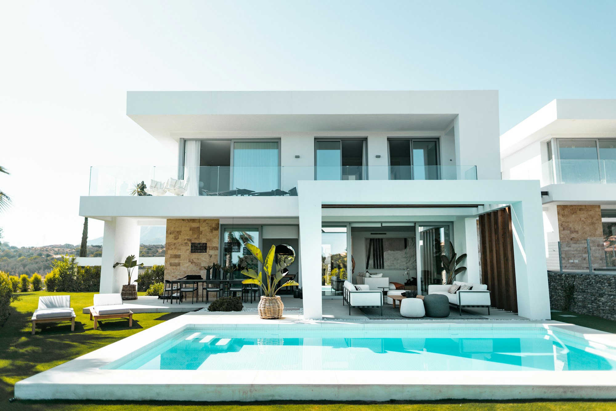 Weiße Villa — 245 m² mit Pool und Loggia · Bild 1